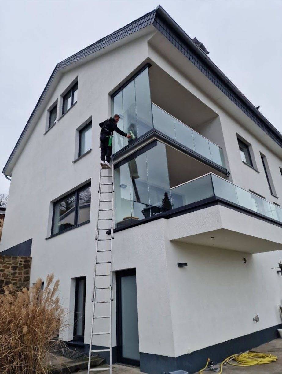 Rimi reinigt die Glasfassade eines Hauses